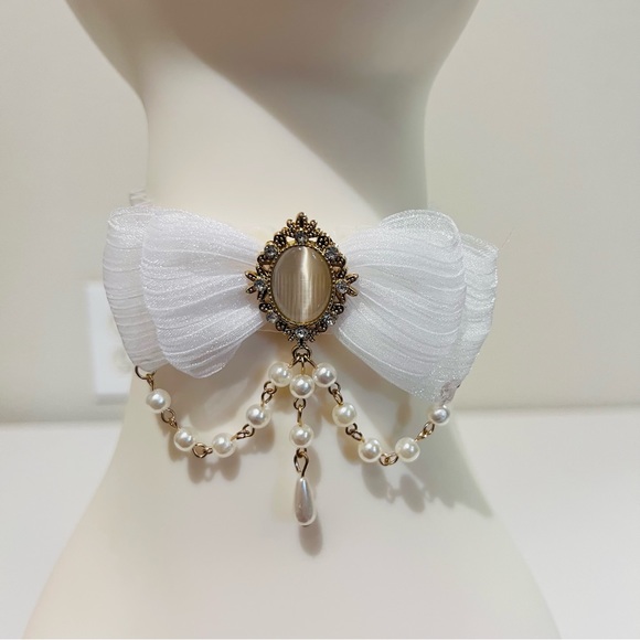 White Lolita Lace Mesh Bow Inlaid Gold Hardware Vintage Dangle Choker Necklace - Picture 3 of 6
